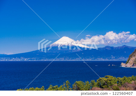 【靜岡縣】晴朗的日子從西伊豆田眺望大海對面的富士山 122560407