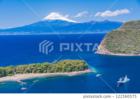 【靜岡縣】停泊在西伊豆戶田港的船隻與海對面的富士山 122560575