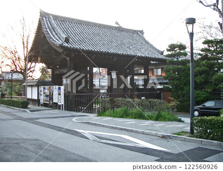 The main gate of Kodaiji Temple in Kyoto 122560926