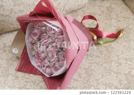 A bouquet of marshmallows. Zephyr flowers. Packed in craft paper. 122561229