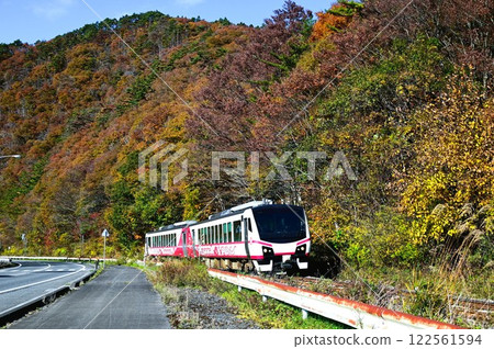 Autumn on the Kamaishi Line (Galaxy Dream Line Kamaishi Line) sightseeing train 122561594
