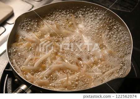 Boil the bean sprouts 122562074