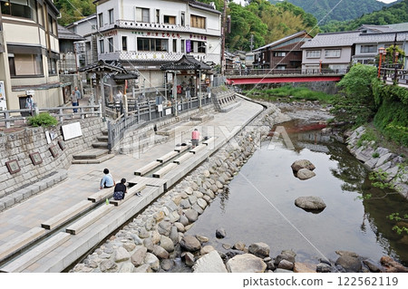 Hyogo Prefecture, Yumura Onsen Village, Arayu and Haruki River seen from Onsen Bridge (early summer) 122562119