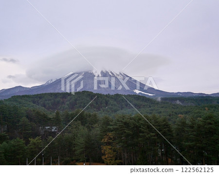 鳥取縣 - 初冬的白雪皚皚的大山(伯耆富士)和傘狀雲(初冬) 鳥取縣 - 初冬的白雪皚皚的大山(伯耆富士)和傘狀雲(初冬) 122562125