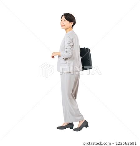 行走的中年女性商務人士 - 全身照片 PNG，背景透明，手工精確裁剪 122562691