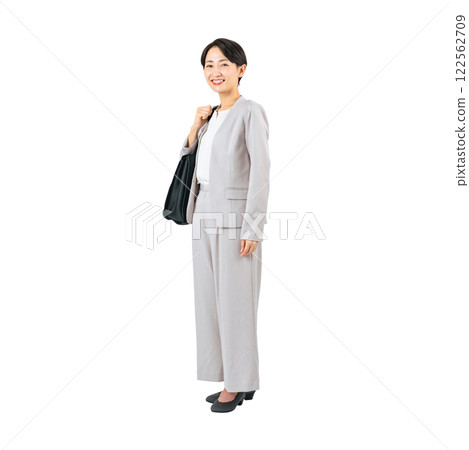 拎著包包的中年女商界人士。 122562709