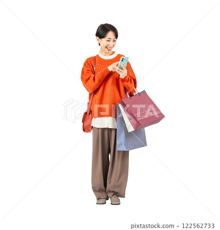 中年婦女拿著購物袋使用智慧型手機。 122562733
