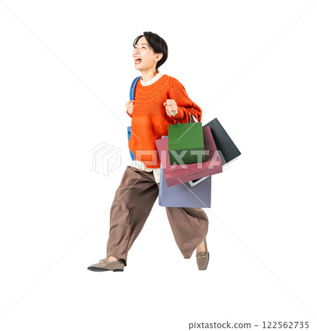 中年婦女拎著購物袋跳躍。 122562735