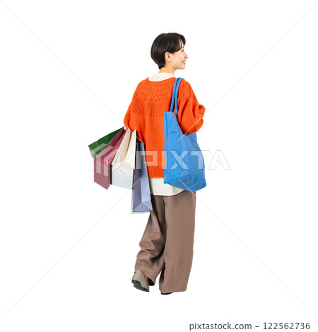 一位中年婦女背著購物袋行走的背影。 122562736