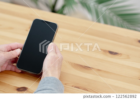 操作智慧型手機的人，手部特寫，身體部位，智慧型手機 122562892