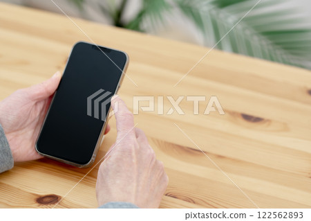操作智慧型手機的人，手部特寫，身體部位，智慧型手機 122562893