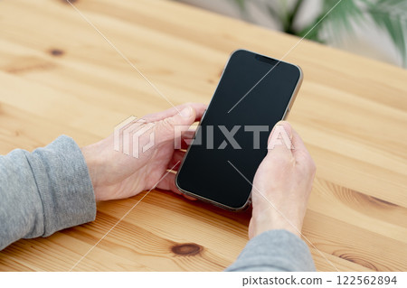 操作智慧型手機的人，手部特寫，身體部位，智慧型手機 122562894