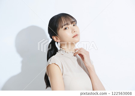 在光影背景下拍攝的清新美女肖像 在光影背景下拍攝的清新美女肖像 122563008