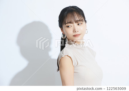 在光影背景下拍攝的清新美女肖像 122563009