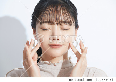 在光影背景下拍攝的清新美女肖像 在光影背景下拍攝的清新美女肖像 122563031