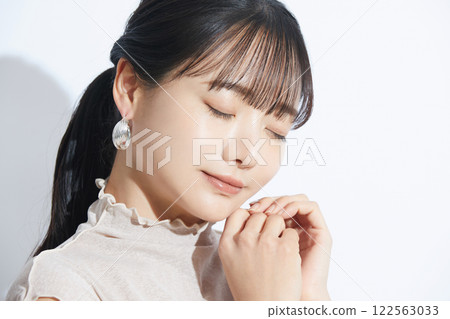 在光影背景下拍攝的清新美女肖像 在光影背景下拍攝的清新美女肖像 122563033