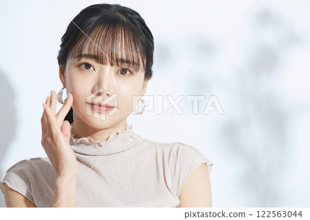 A refreshing beauty portrait of a young woman photographed against a light and shadow background 122563044