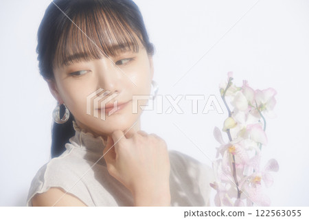 A refreshing beauty portrait of a young woman photographed against a light and shadow background 122563055