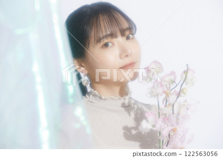 A refreshing beauty portrait of a young woman photographed against a light and shadow background 122563056