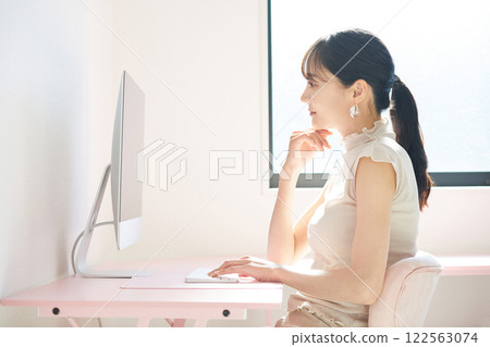 Young woman working at home 122563074