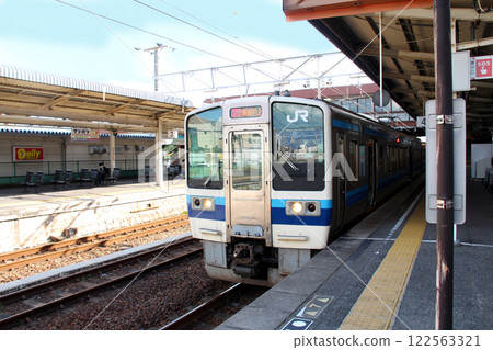 A train stopping at Shin-Kurashiki Station on the Sanyo Main Line 122563321
