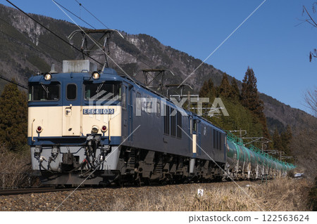 EF64 1000系列電力機車在動車組運轉中 122563624