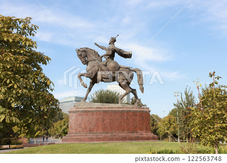 statue of Timur on houseback at amir timur square. one of landmark  122563748