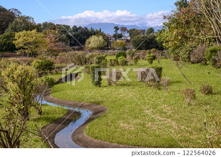 流水的公園風景 122564026