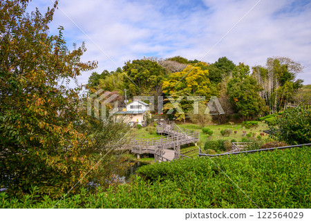 秋葉繽紛的山村風景 122564029