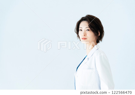 A woman in a white coat 122566470