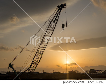 日落背景下起重機的輪廓 122566492