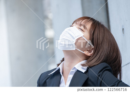 Unwell business woman 122566716