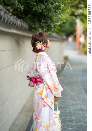 身穿浴衣的年輕女子正在觀光的背影 122566726