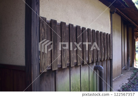一棟老房子的後門牆 122567357