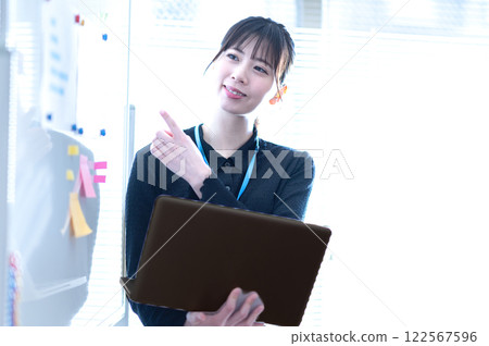 年輕女商人使用白板進行演示 年輕女商人使用白板進行演示 122567596