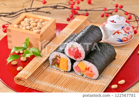節分惠方捲和幸運豆的圖像。幸運符、避邪和二月活動。 節分惠方捲和幸運豆的圖像。幸運符、避邪和二月活動。 122567781