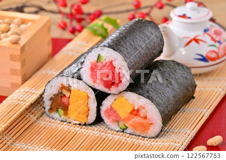 節分惠方捲和幸運豆的圖像。幸運符、避邪和二月活動。 122567783