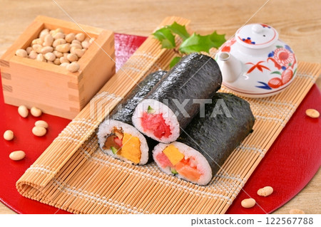 節分惠方捲和幸運豆的圖像。幸運符、避邪和二月活動。 節分惠方捲和幸運豆的圖像。幸運符、避邪和二月活動。 122567788