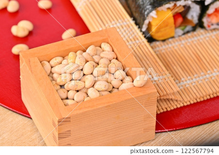 節分惠方捲和幸運豆的圖像。幸運符、避邪和二月活動。 節分惠方捲和幸運豆的圖像。幸運符、避邪和二月活動。 122567794