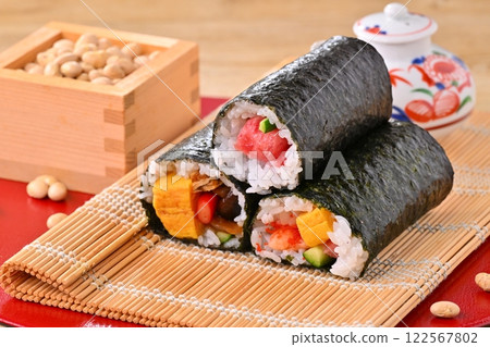 節分惠方捲和幸運豆的圖像。幸運符、避邪和二月活動。 節分惠方捲和幸運豆的圖像。幸運符、避邪和二月活動。 122567802