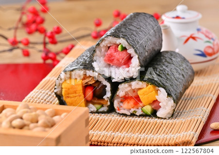 節分惠方捲和幸運豆的圖像。幸運符、避邪和二月活動。 122567804