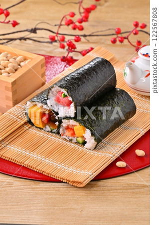 節分惠方捲和幸運豆的圖像。幸運符、避邪和二月活動。 節分惠方捲和幸運豆的圖像。幸運符、避邪和二月活動。 122567808