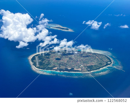從空中俯瞰沖繩的多良間島和水納島。 122568052