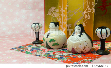 Hinamatsuri: Images of Hina dolls with gold folding screens and snow lanterns 122568167