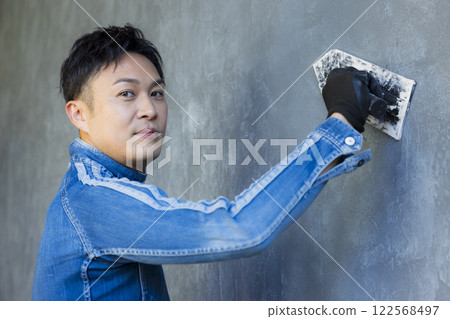 male plasterer 122568497