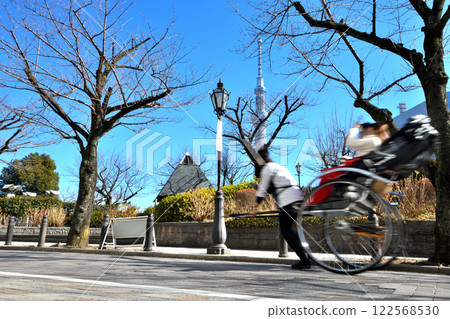 隅田川沿岸助六夢街行駛的人力車 隅田川沿岸助六夢街行駛的人力車 122568530