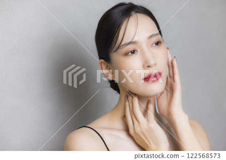 一位年輕的女士打他的臉頰 122568573