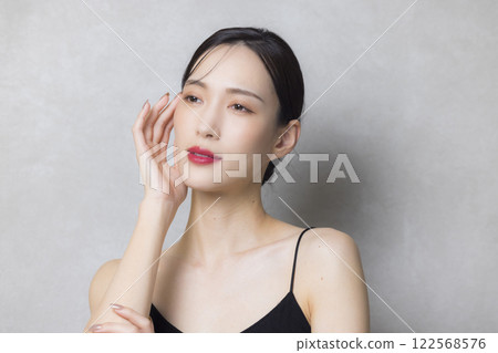 一位年輕的女士打他的臉頰 122568576