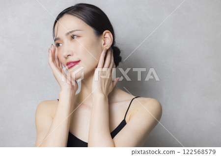 一位年輕的女士打他的臉頰 一位年輕的女士打他的臉頰 122568579