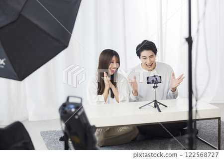 看智能手機的夫婦 看智能手機的夫婦 122568727